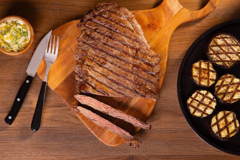 Como fazer fraldinha assada com manteiga de ervas e legumes na brasa Como fazer fraldinha assada com manteiga de ervas e legumes na brasa