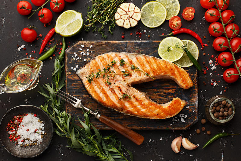 Como fazer postas de salmão grelhadas Como fazer postas de salmão grelhadas