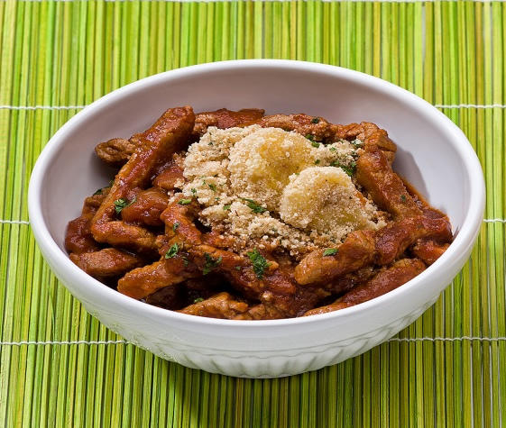 Petiscos para o verão: iscas de carne com farofa de banana e mandioquinha frita Petiscos para o verão: iscas de carne com farofa de banana e mandioquinha frita