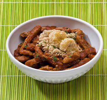 Picadas para el verano: tiras de carne con «farofa» brasileña de banana y yuca frita Picadas para el verano: tiras de carne con «farofa» brasileña de banana y yuca frita