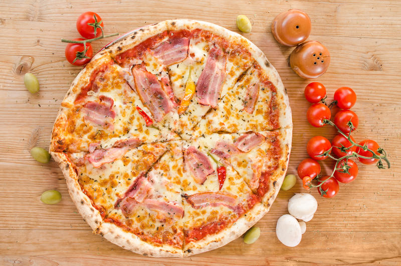 Como fazer pizza de bacon, pepperoni e cogumelos Como fazer pizza de bacon, pepperoni e cogumelos