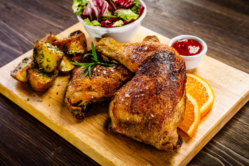 Coxa e sobrecoxa de frango assadas ao molho de laranja Coxa e sobrecoxa de frango assadas ao molho de laranja