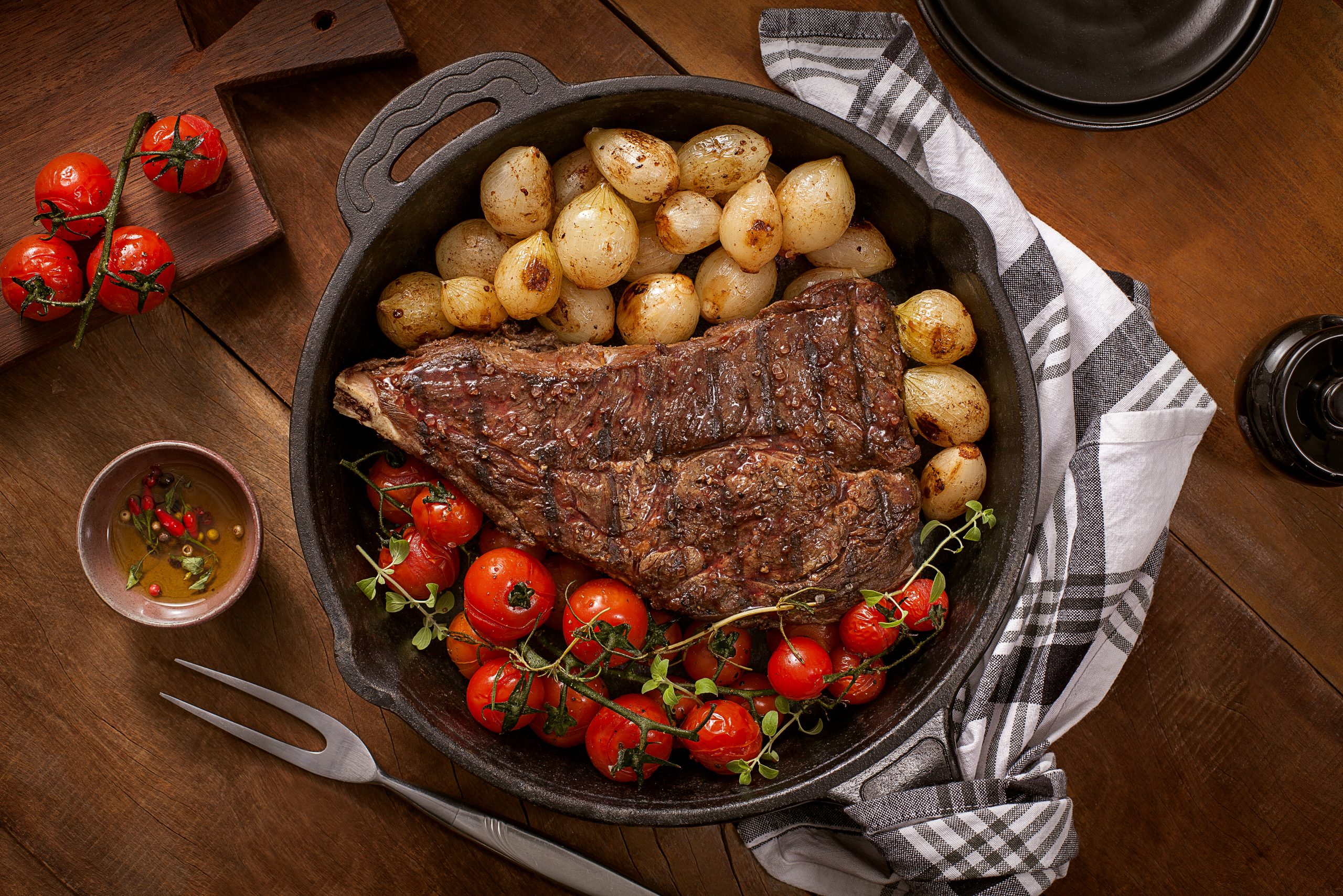 Aprenda a fazer Short Rib servido com tomate de rama e cebolas assadas Aprenda a fazer Short Rib servido com tomate de rama e cebolas assadas