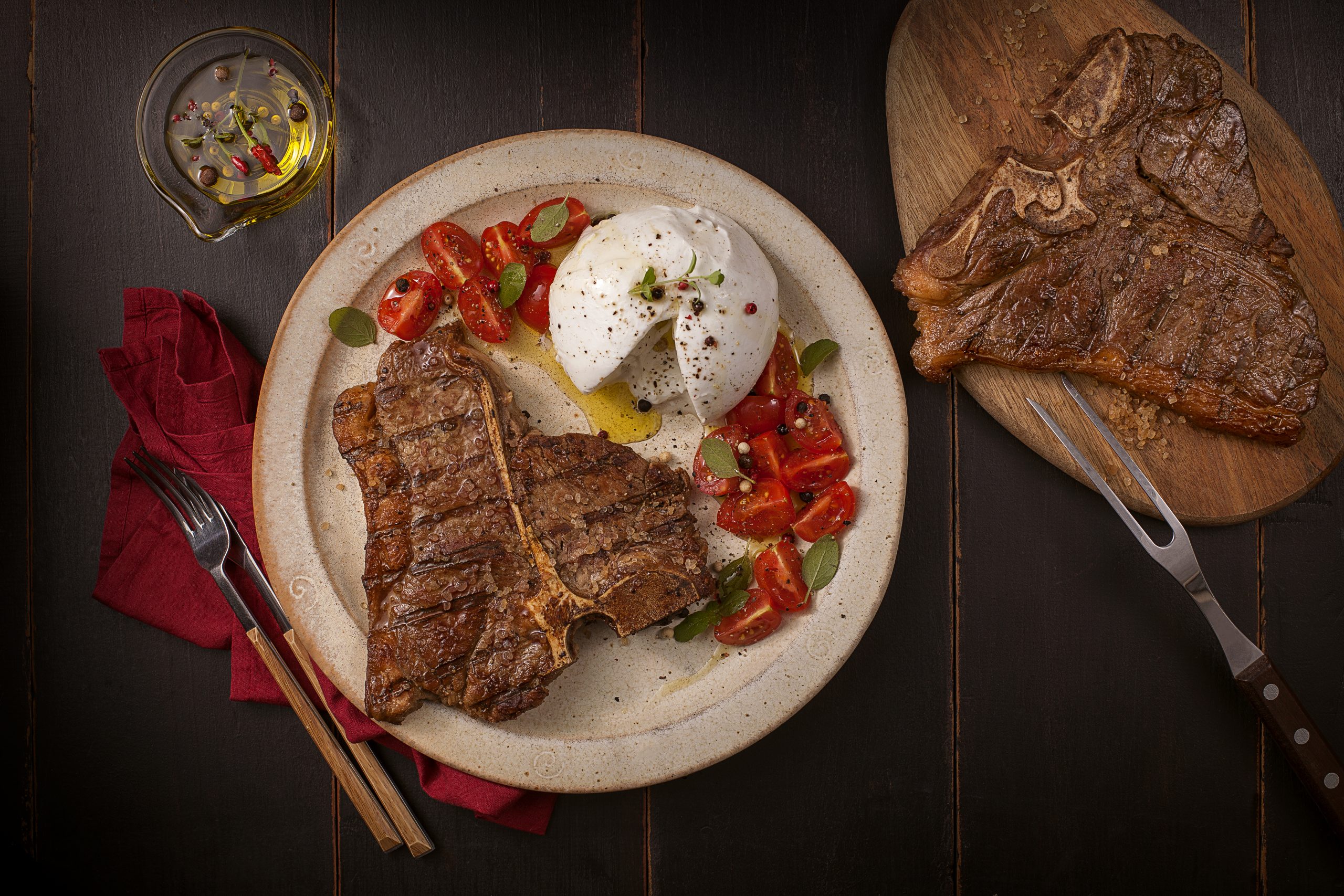 Como fazer T-bone com burrata, tomate e manjericão Como fazer T-bone com burrata, tomate e manjericão