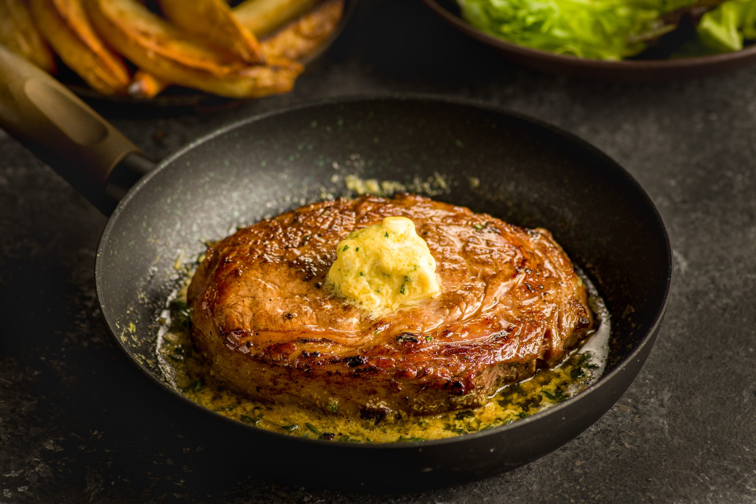 Entrecôte com manteiga de dijon e batatas rústicas Entrecôte com manteiga de dijon e batatas rústicas