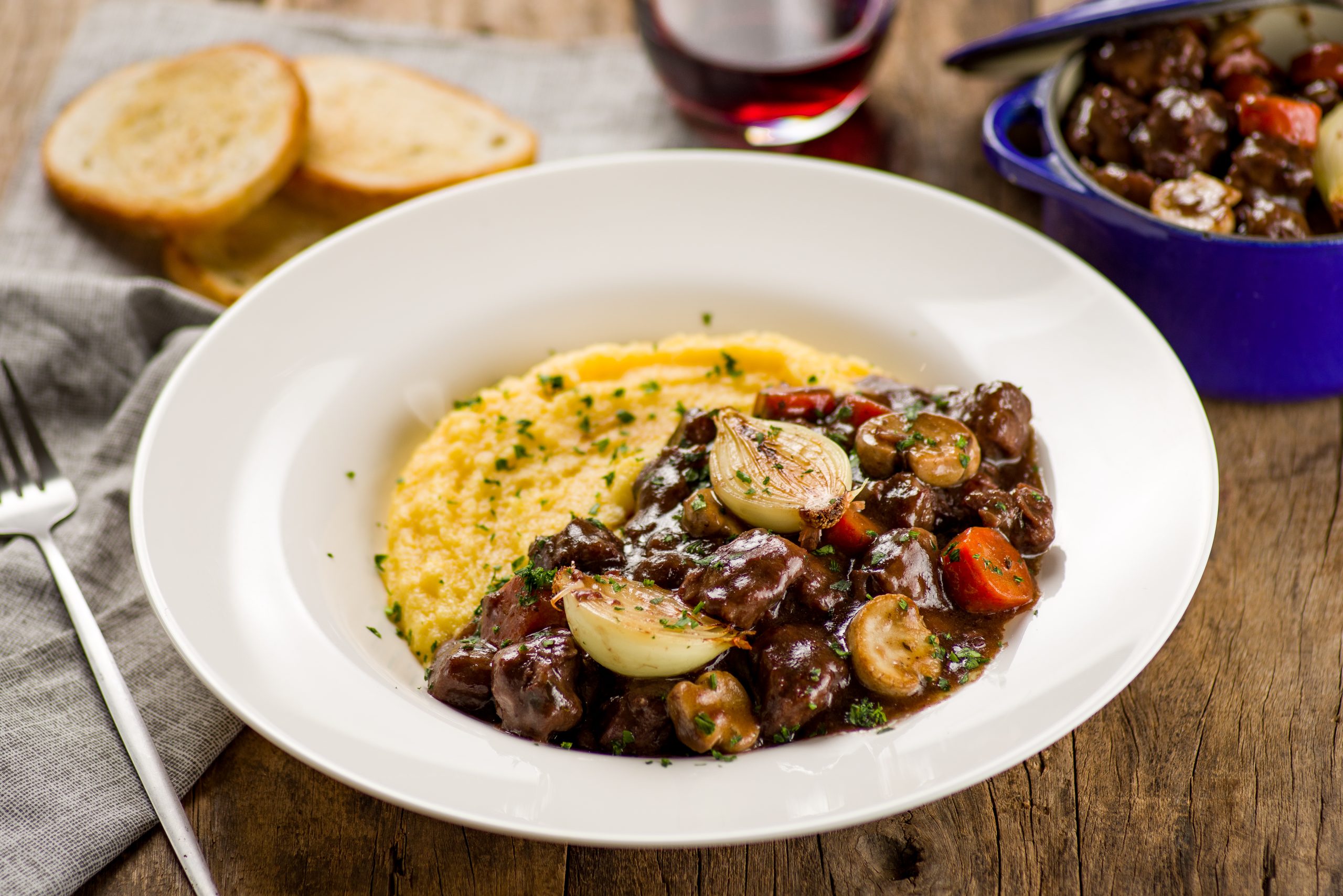 Receita de cupim ao bourguignon com polenta Receita de cupim ao bourguignon com polenta