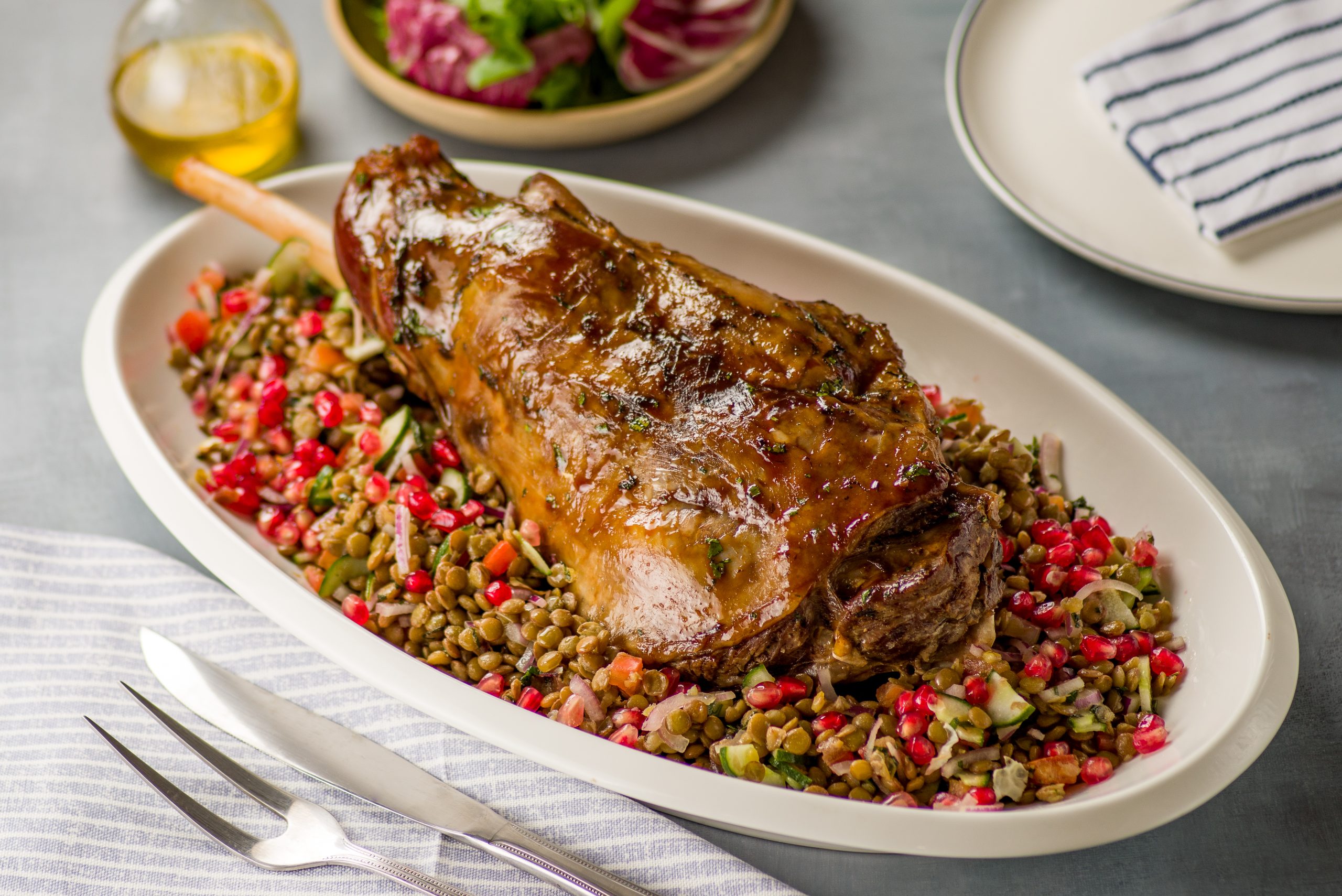 Pernil de cordeiro assado na marinada de vinho Pernil de cordeiro assado na marinada de vinho